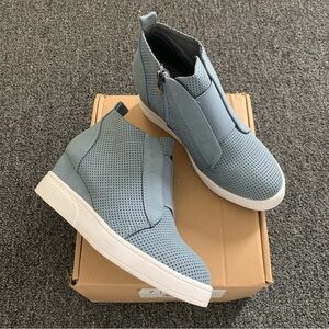 Women’s 7 JOURNEE COLLECTION Clara Blue Perforated Zip Wedge Sneaker Shoes NWB